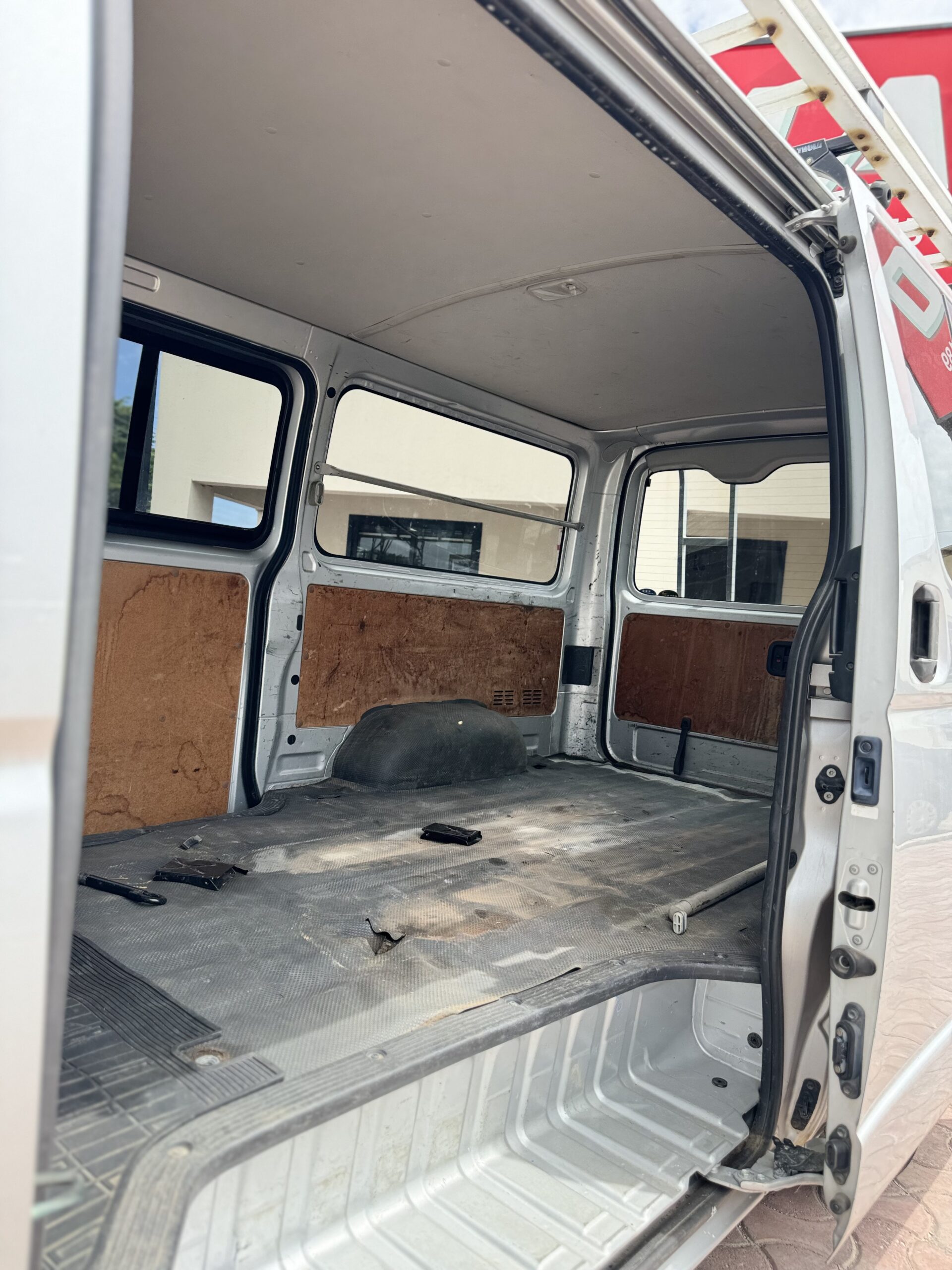 2010 TOYOTA HIACE