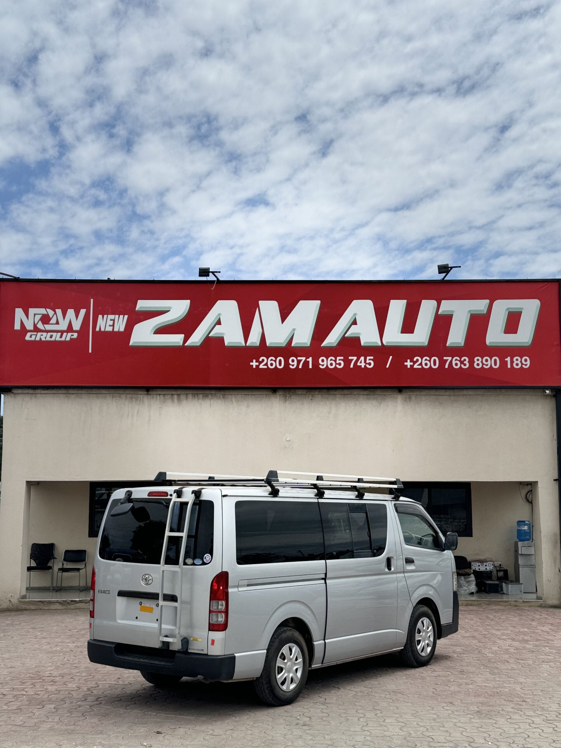2010 TOYOTA HIACE