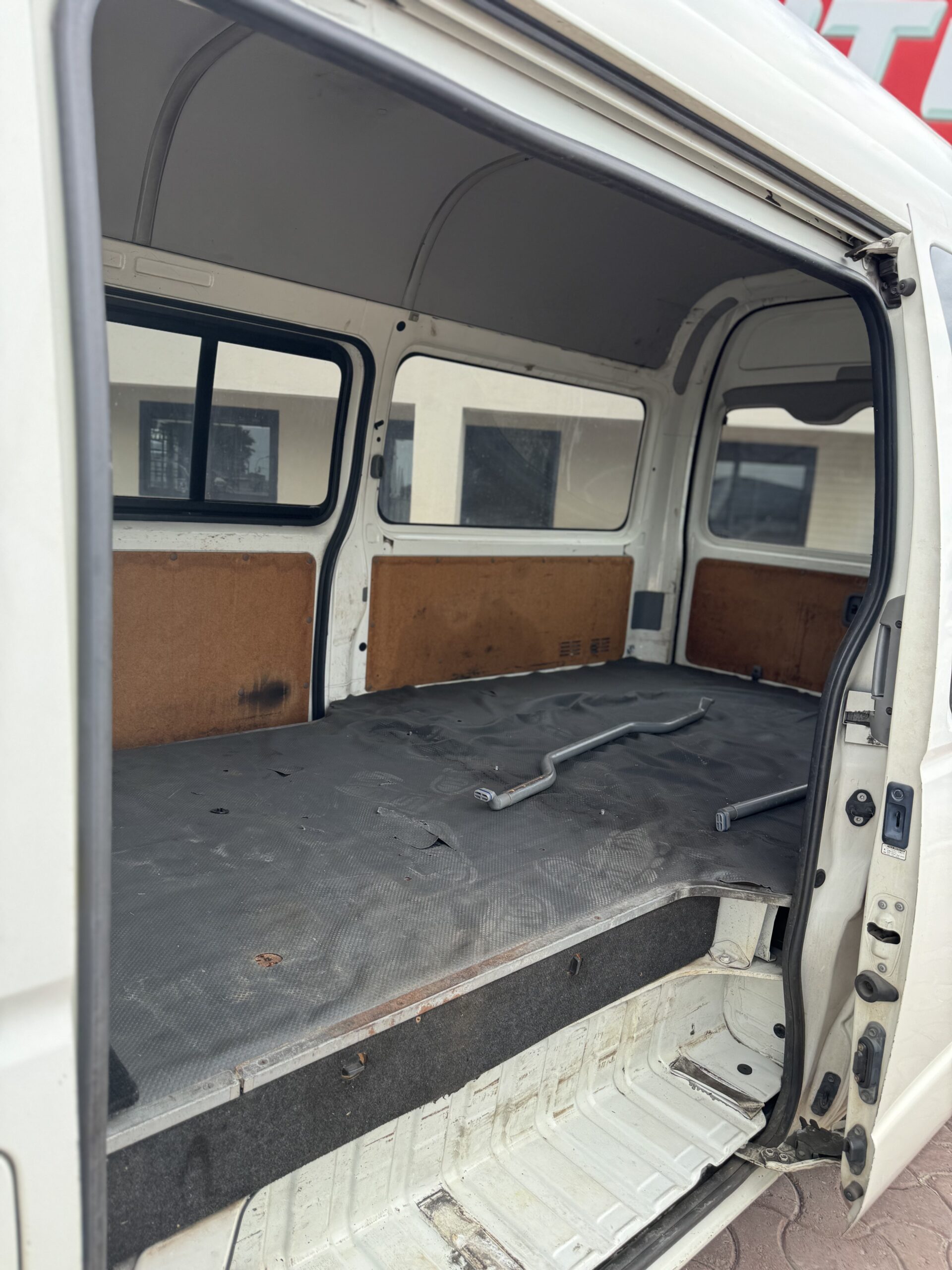 2005 TOYOTA HIACE