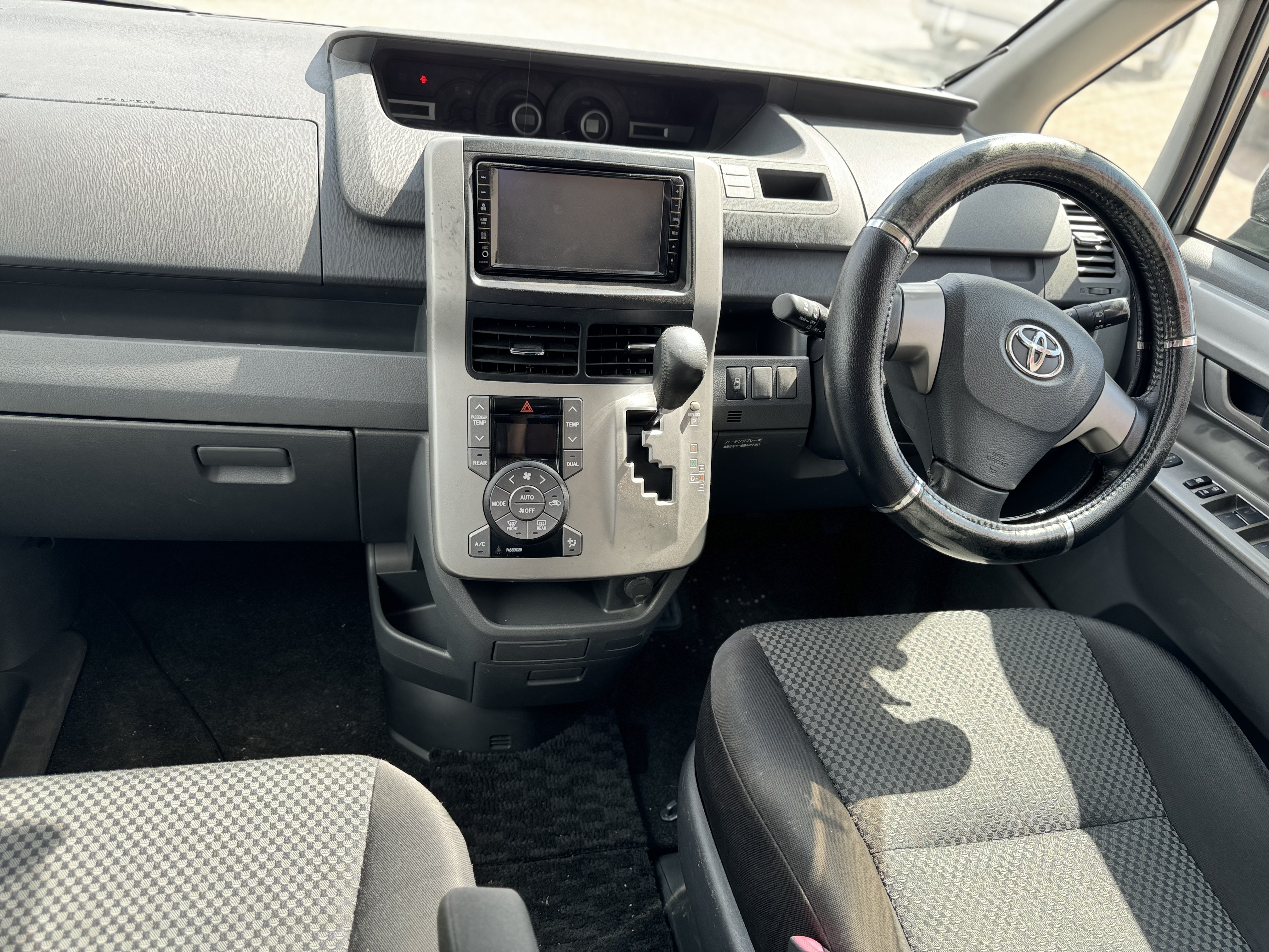 2010 TOYOTA NOAH