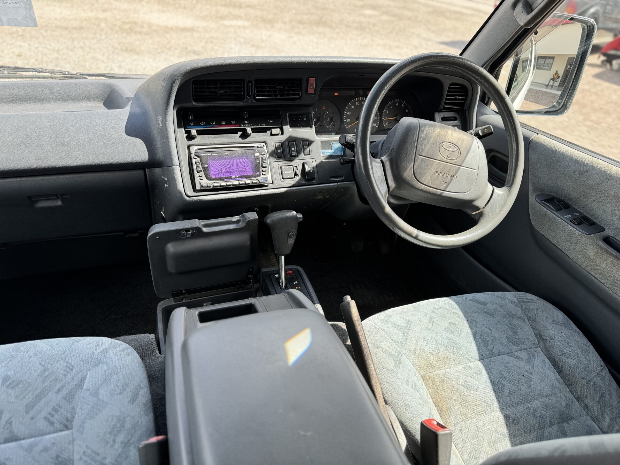 2000 TOYOTA HIACE